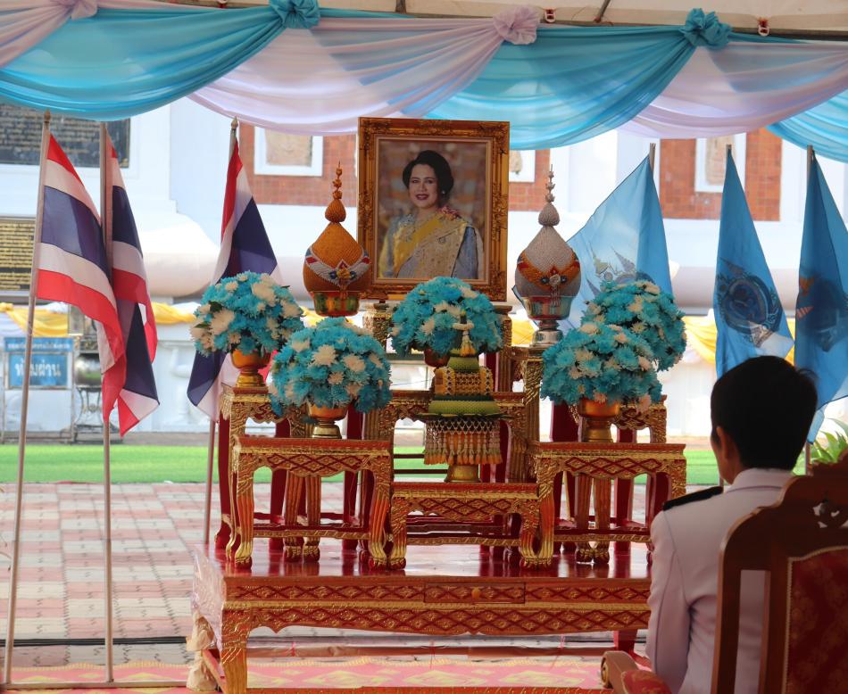 ประกอบพิธีเจริญพระพุทธมนต์และทำบุญตักบาตรถวายพระราชกุศล เฉลิมพระเกียรติสมเด็จพระนางเจ้าสิริกิติ์ พระบรมราชินีนาถ พระบรมราชชนนีพันปีหลวง เนื่องในโอกาสวันเฉลิมพระชนมพรรษา ๑๒ สิงหาคม ๒๕๖๘   ณ ลานหน้าพระบรมธาตุนาดูน อ.นาดูน จ.มหาสารคาม